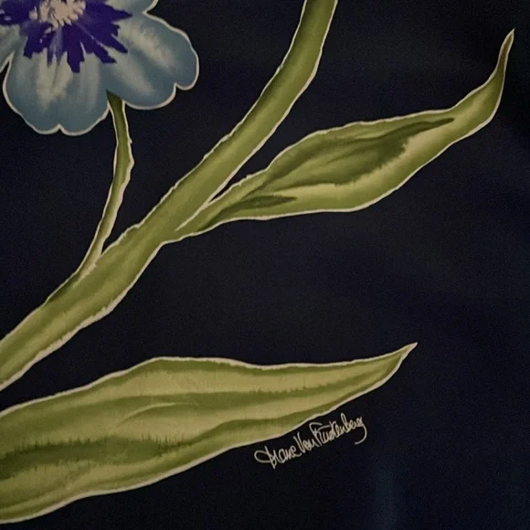 Diane Von Furstenberg EUC Beautiful Silk Floral Blouse Size Large no flaws - Picture 5 of 6